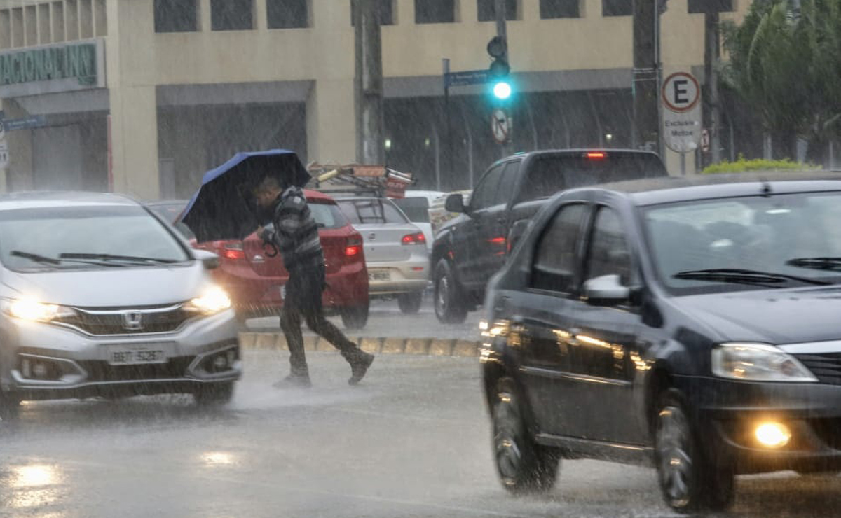 Chuva forte atinge Curitiba nesta quinta-feira (18).