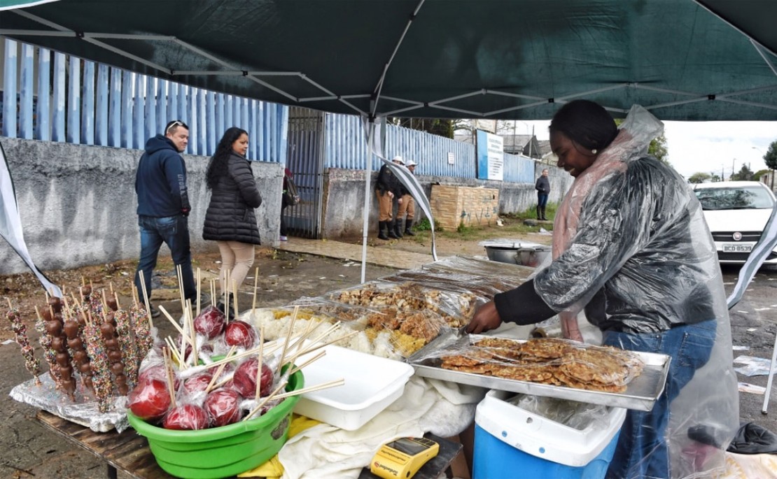  “Comecei na sexta-feira e só parei nessa madrugada, por volta das 3h. Mas compensa, porque é uma época boa para vender”, revelou Cassiana, que vende doces em frente ao maior colégio eleitoral de Curitiba. Foto: Denis Ferreira Neto/Tribuna do Paraná.