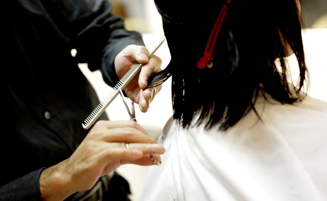 Salão de Curitiba oferece corte de cabelo gratuito para quem quiser doar para pacientes de câncer de mama.