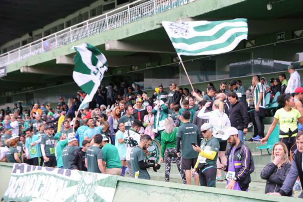 Galera alviverde se reuniu na manhã de sexta-feira no Couto Pereira. Foto: Divulgação/Coritiba. 