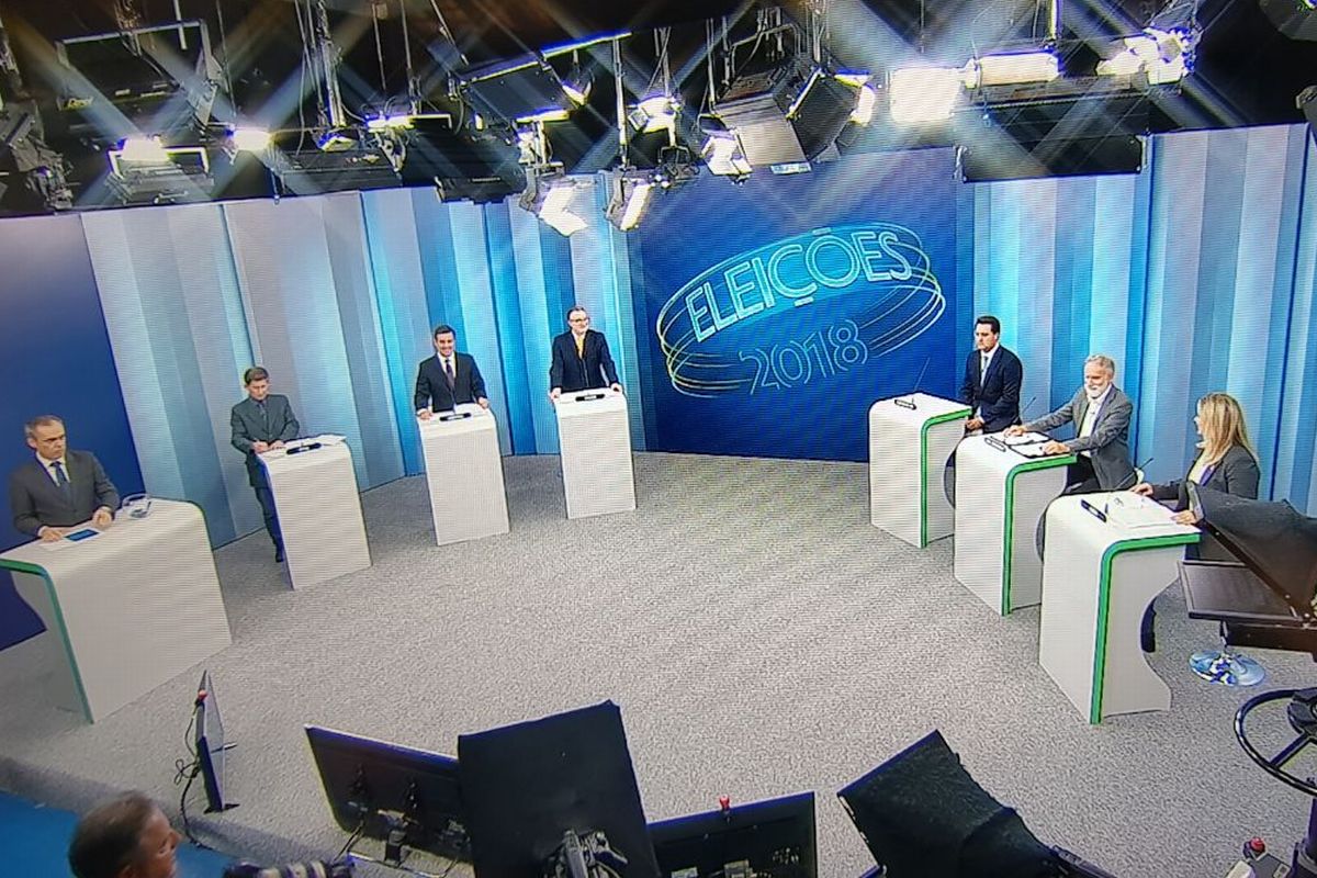 Candidatos à postos para o último debate ao governo do Paraná. Foto: Giselle Ulbrich/Tribuna do Paraná