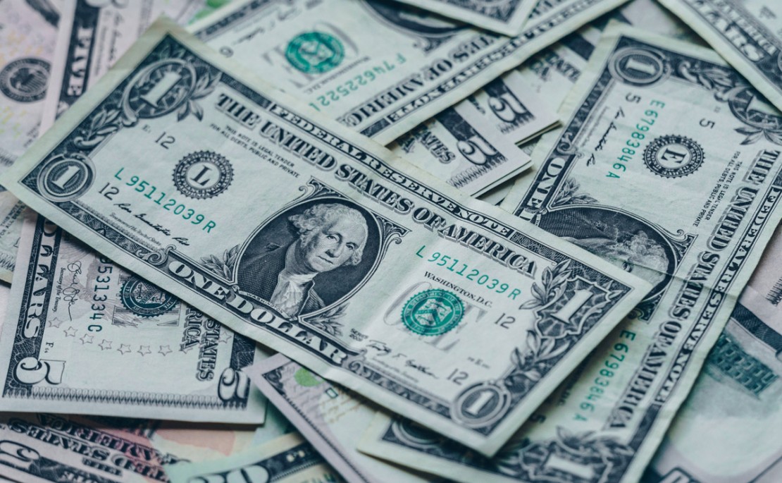 Dólar despenca após 1º turno das eleições.