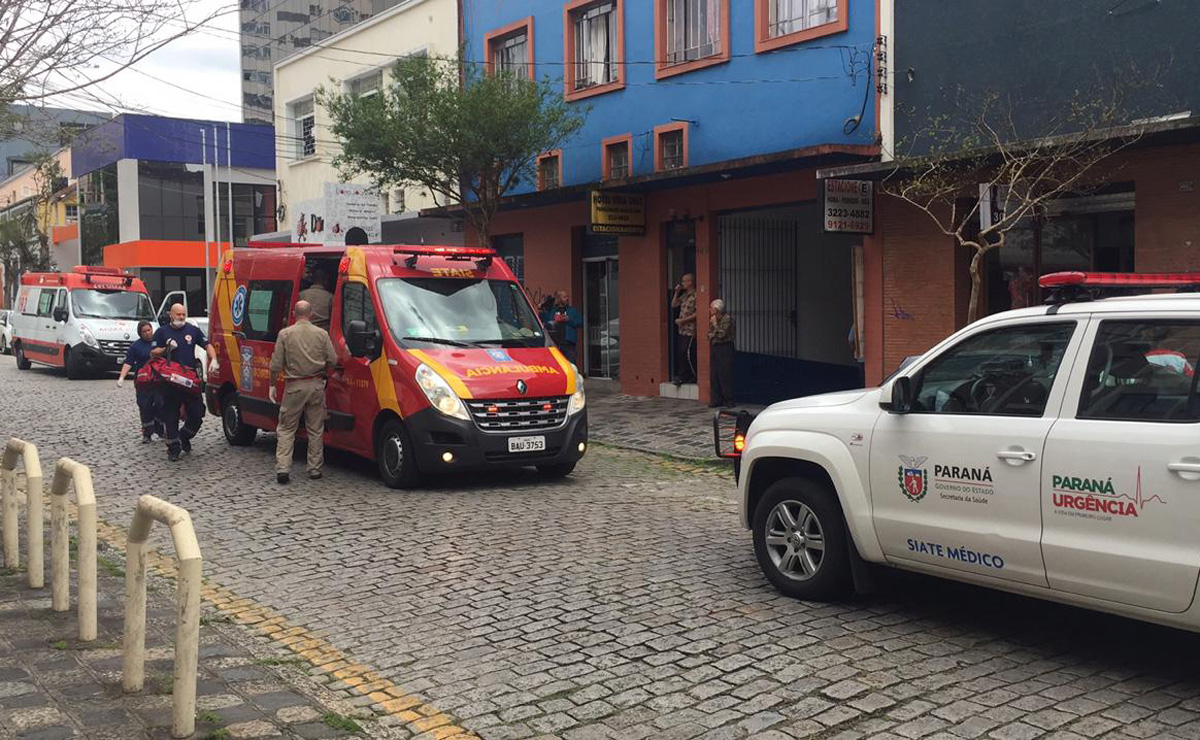 Pensão em Curitiba onde um homem foi esfaqueado em briga com outro hóspede.