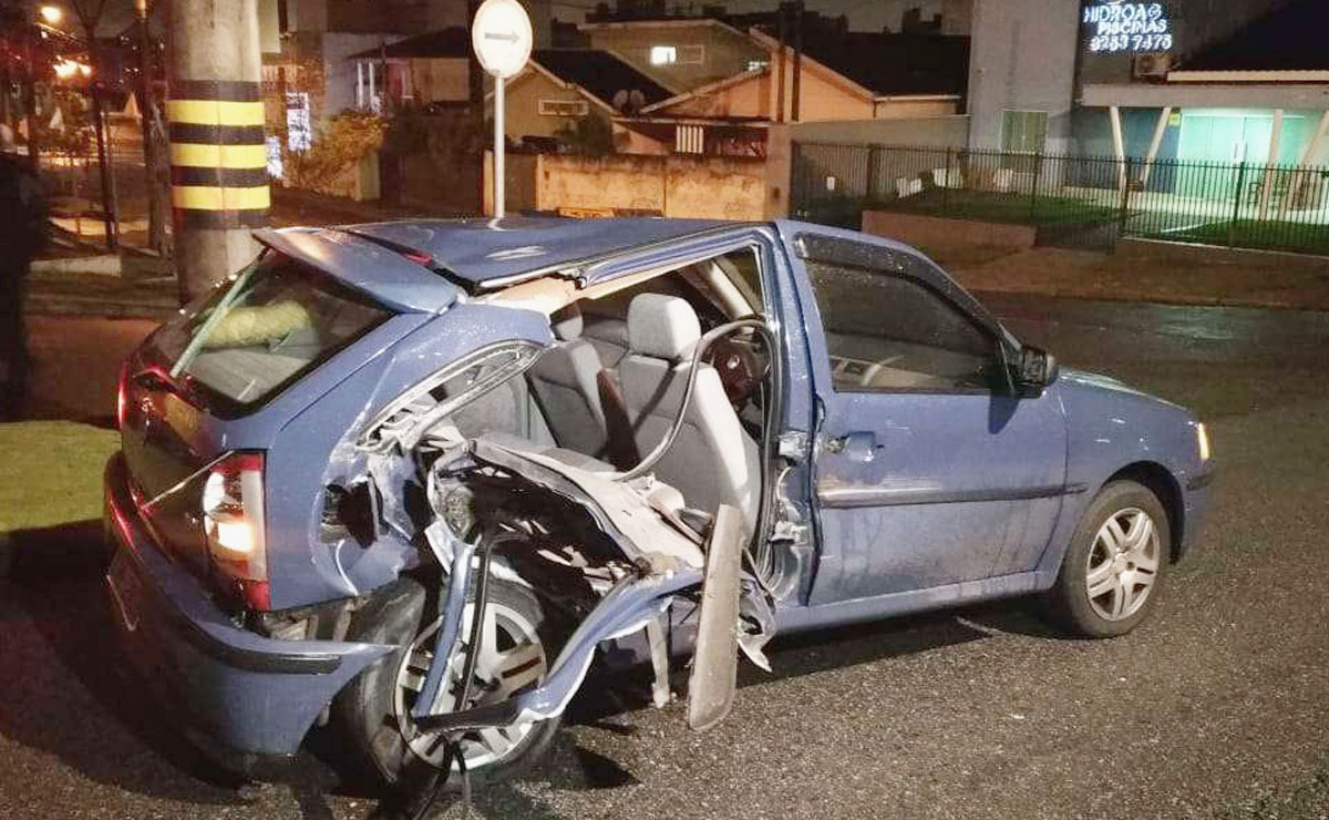 O motorista acabou sendo atingido e teve a parte de trás do carro que dirigia destruída. Foto: Colaboração.
