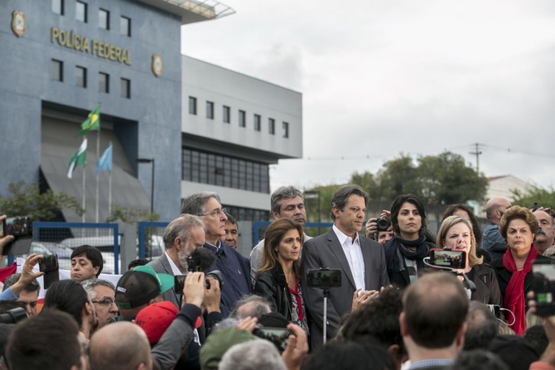 Fernando Haddad no lançamento de sua campanha, em frente à sede de Polícia Federal, onde Lula está preso. Foto: Marcelo Andrade/Arquivo/Gazeta do Povo