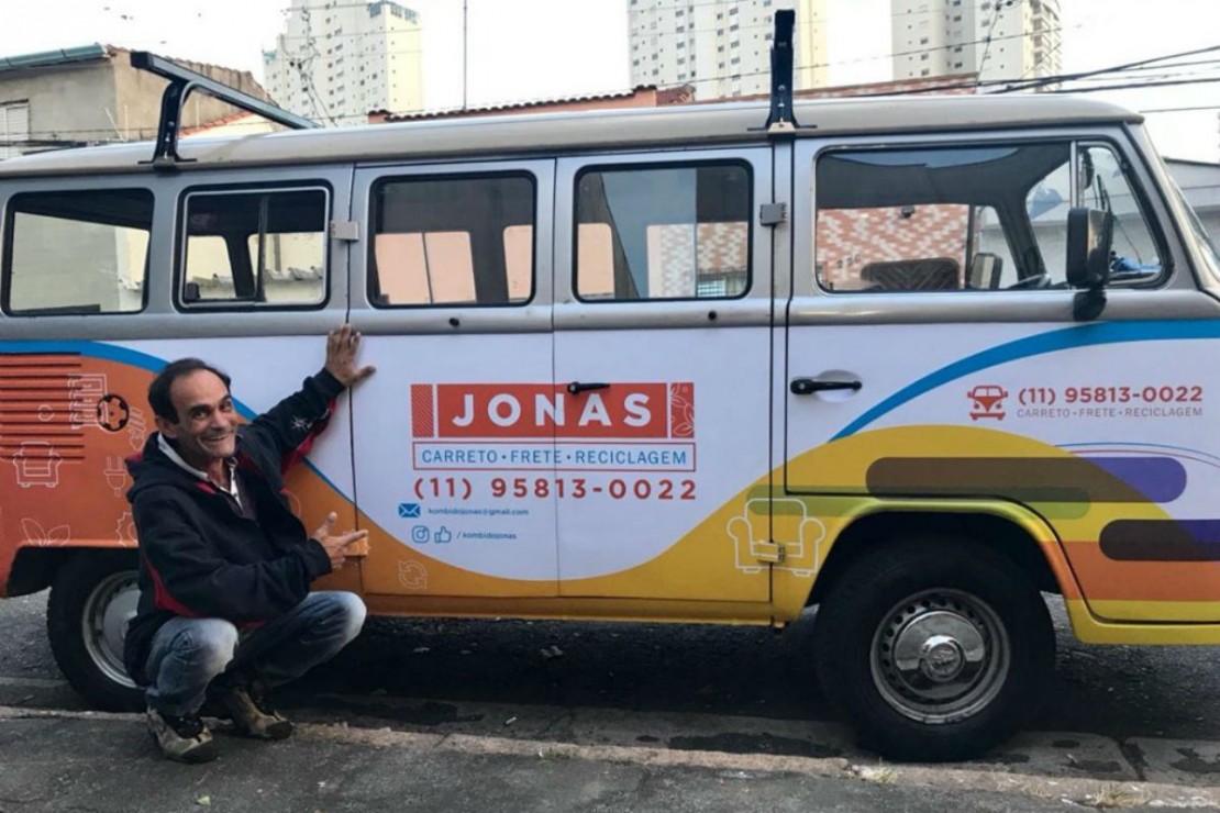 Jonas Baptista e a sua Kombi, reformada com a ajuda de voluntários. Foto: Divulgação