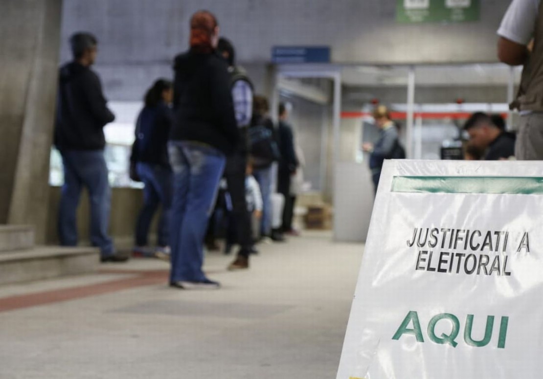 Procura é grande pela justificativa do voto na Rodoviária de Curitiba. Foto: Marco Charneski/Tribuna do Paraná