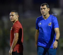 Marcos Guilherme (à esquerda) está no futebol árabe. Foto: Divulgação