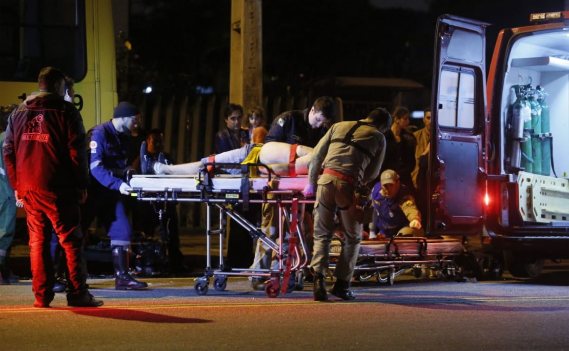 Acidente ocorreu nas proximidades do Terminal do Cabral, em Curitiba. Fotos: Lineu Filho/Tribuna do Paraná.