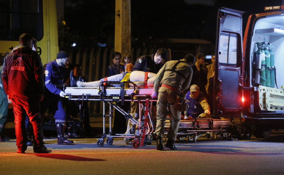 Acidente ocorreu nas proximidades do Terminal do Cabral, em Curitiba. Fotos: Lineu Filho/Tribuna do Paraná.