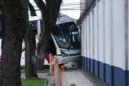 Acidente complicou o trânsito no Rebouças. Foto: Lineu Filho