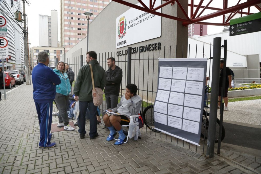 Pessoas fazem filas e algumas ate dormem em frente a Praça Osvaldo Cruz, tudo para garantir vagas pra praticar esportes de graça. Foto: Átila Alberti/Tribuna do Paraná