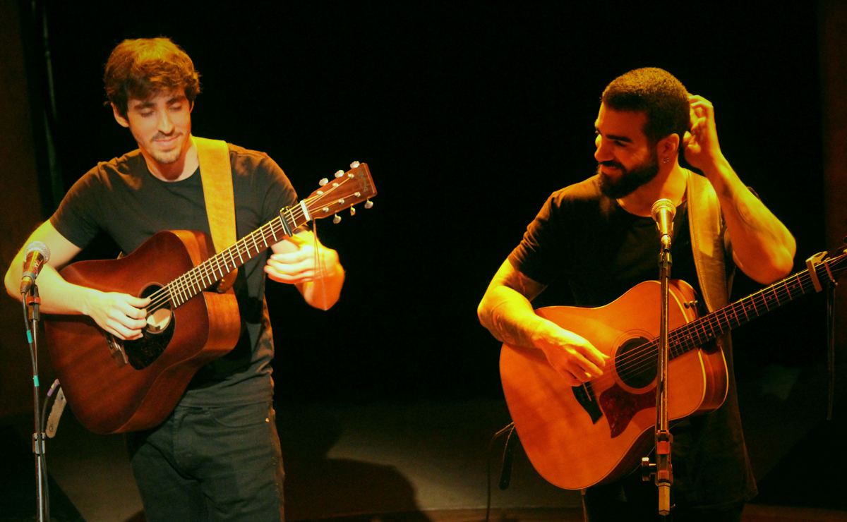 Show do duo OutroEu no Teatro Paiol, em Curitiba.