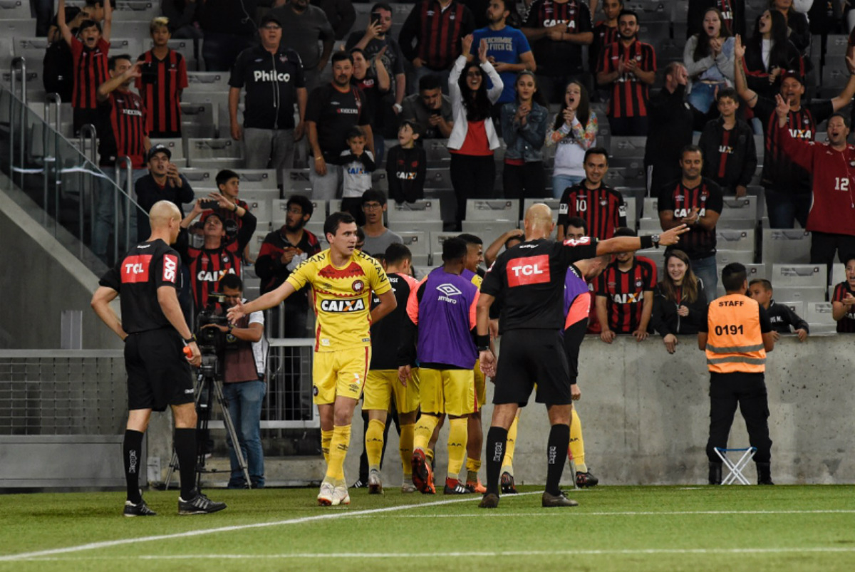 Pablo entrou no final do jogo e garantiu a vitória do Furacão. Foto: Denis Ferreira Netto