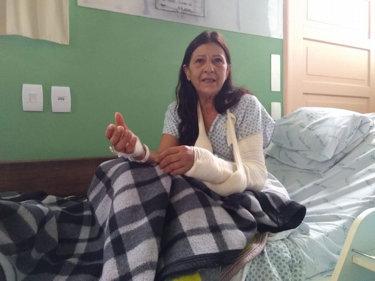 Hilda Hass espera há quatro dias por uma cirurgia em seu punho, no Hospital do Trabalhador. Foto: Átila Alberti/Tribuna do Paraná