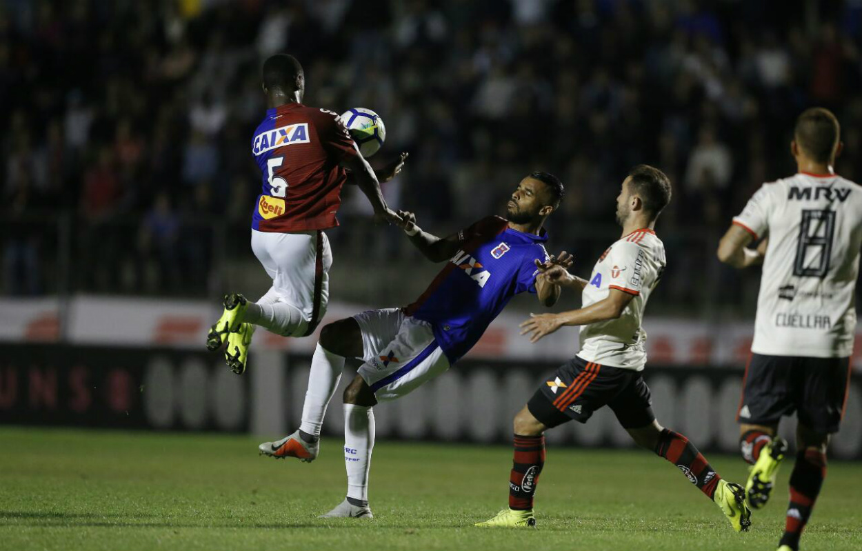 Tricolor bateu cabeça diante do Flamengo. Mais uma derrota pra conta. Foto: André Rodrigues