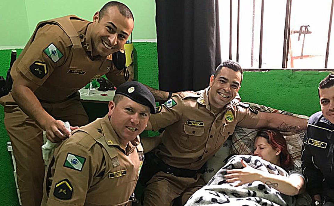 Mulher dá a luz com ajuda de policiais militares em Colombo, na Região Metropolitana de Curitiba.