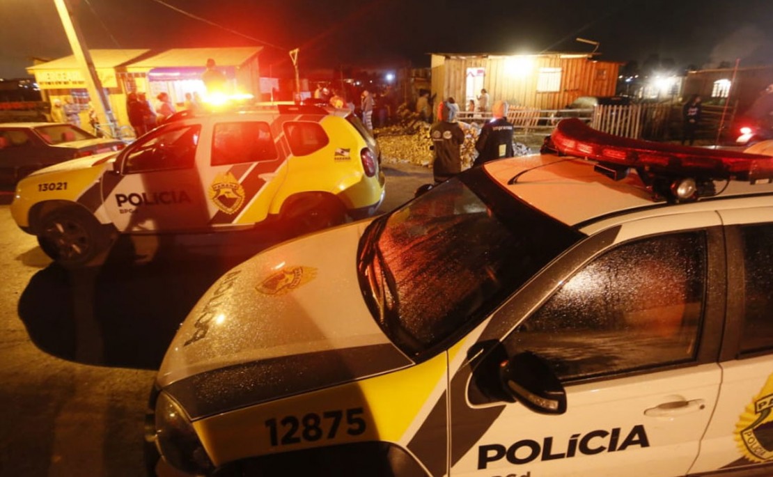 Rapaz foi assassinado com vários tiros em Piraquara, na região metropolitana de Curitiba. Fotos: Lineu Filho/Tribuna do Paraná.