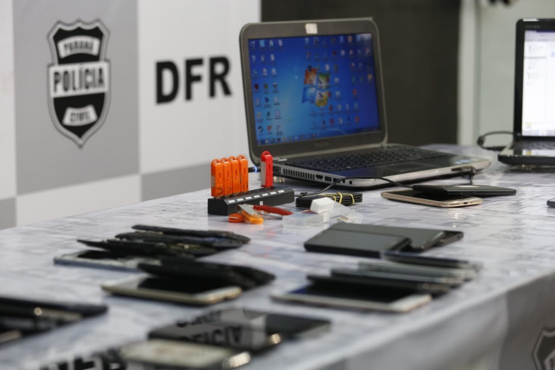 Preso suspeito de receptação e desbloqueio de celulares roubados para venda.