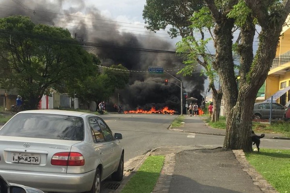 Moradores protestam contra a ação que resultou na morte de um jovem no bairro Cajuru. Foto: Colaboração