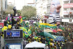 Manifestantes contrários ao PT tomaram a Boca Maldita neste domingo. Foto: Aniele Nascimento/Gazeta do Povo