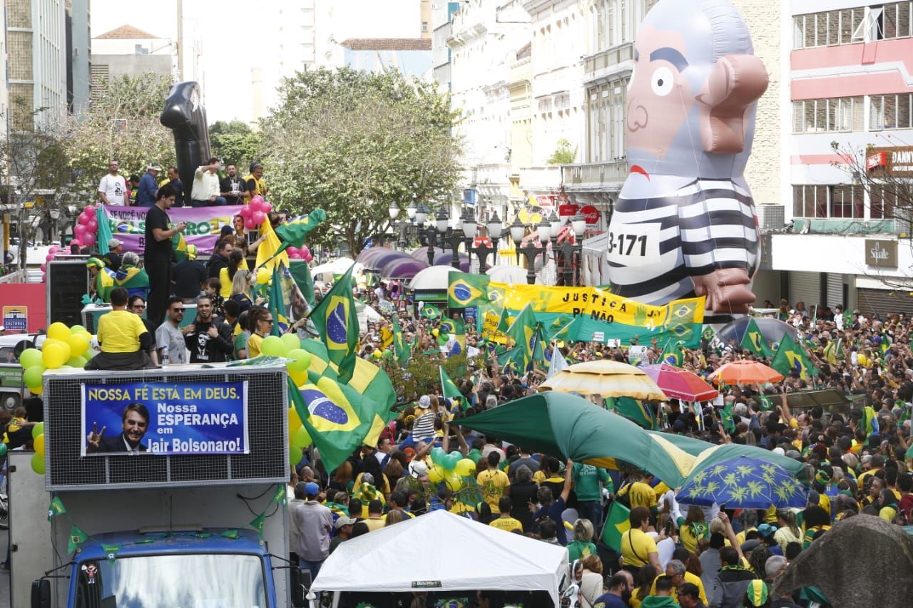 Manifestantes contrários ao PT tomaram a Boca Maldita neste domingo. Foto: Aniele Nascimento/Gazeta do Povo
