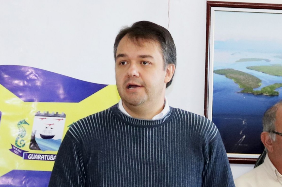 De cabeça quente pelas eleições, Roberto Justus, prefeito de Guaratuba, diz que vai exonerar todos os funcionários da administração. Foto: Divulgação/Prefeitura de Guaratuba