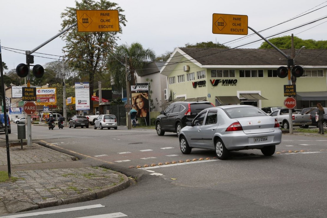 Nova lei municipal desobriga prefeitura a instalar sinalização em passagens de nível. Foto: Átila Alberti/Arquivo/Tribuna do Paraná