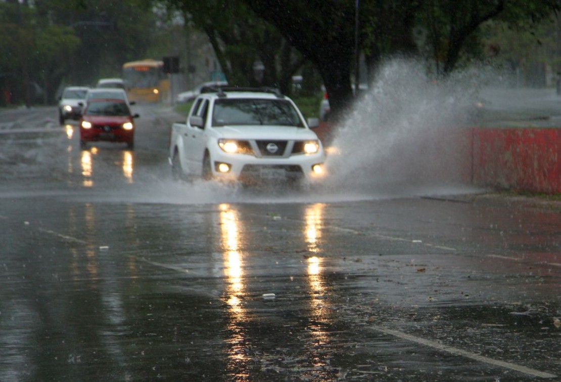 Fortes chuvas que caíram em Curitiba deixaram várias ruas alagadas. Foto: Hamilton Bruschz / Tribuna do Paraná