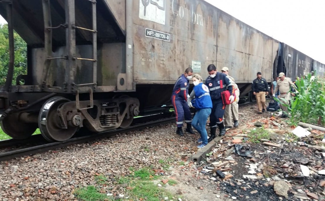 Entre a vida e a morte, o homem foi socorrido e encaminhado ao hospital por uma ambulância do Samu. Foto: Colaboração.