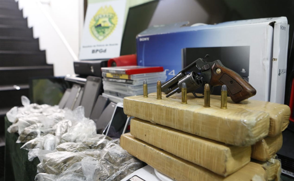Além dos produtos roubados, também foram apreendidos drogas e uma arma. Foto: Marco Charneski/Tribuna do Paraná