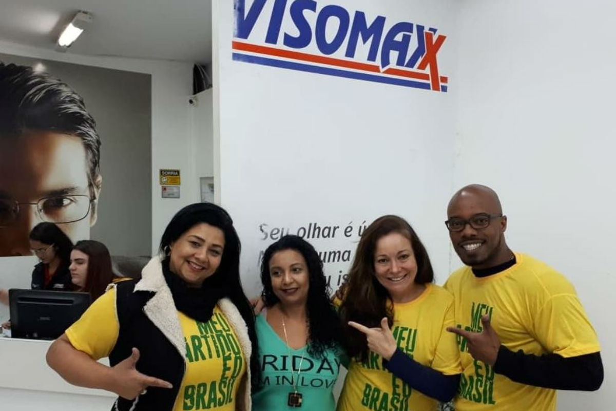 Adriana Dias, dona da rede Visomax, ao centro, junto com uma funcionária que preferiu não usar a camiseta encomenda pela empresa. Foto: Katia Brembatti/Gazeta do Povo