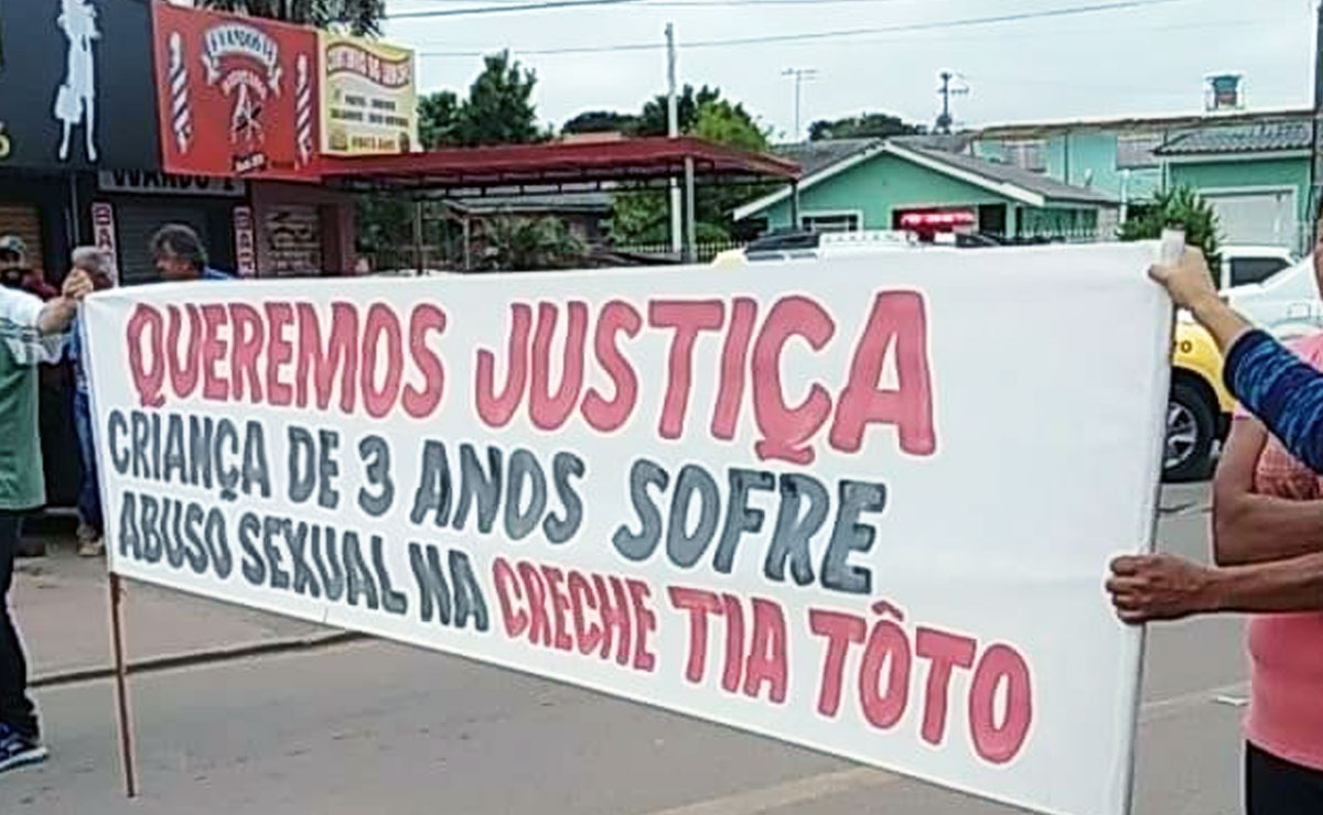 Família organiza protesto após suspeita de abuso sexual contra criança de três anos na Grande Curitiba. Foto: Colaboração.