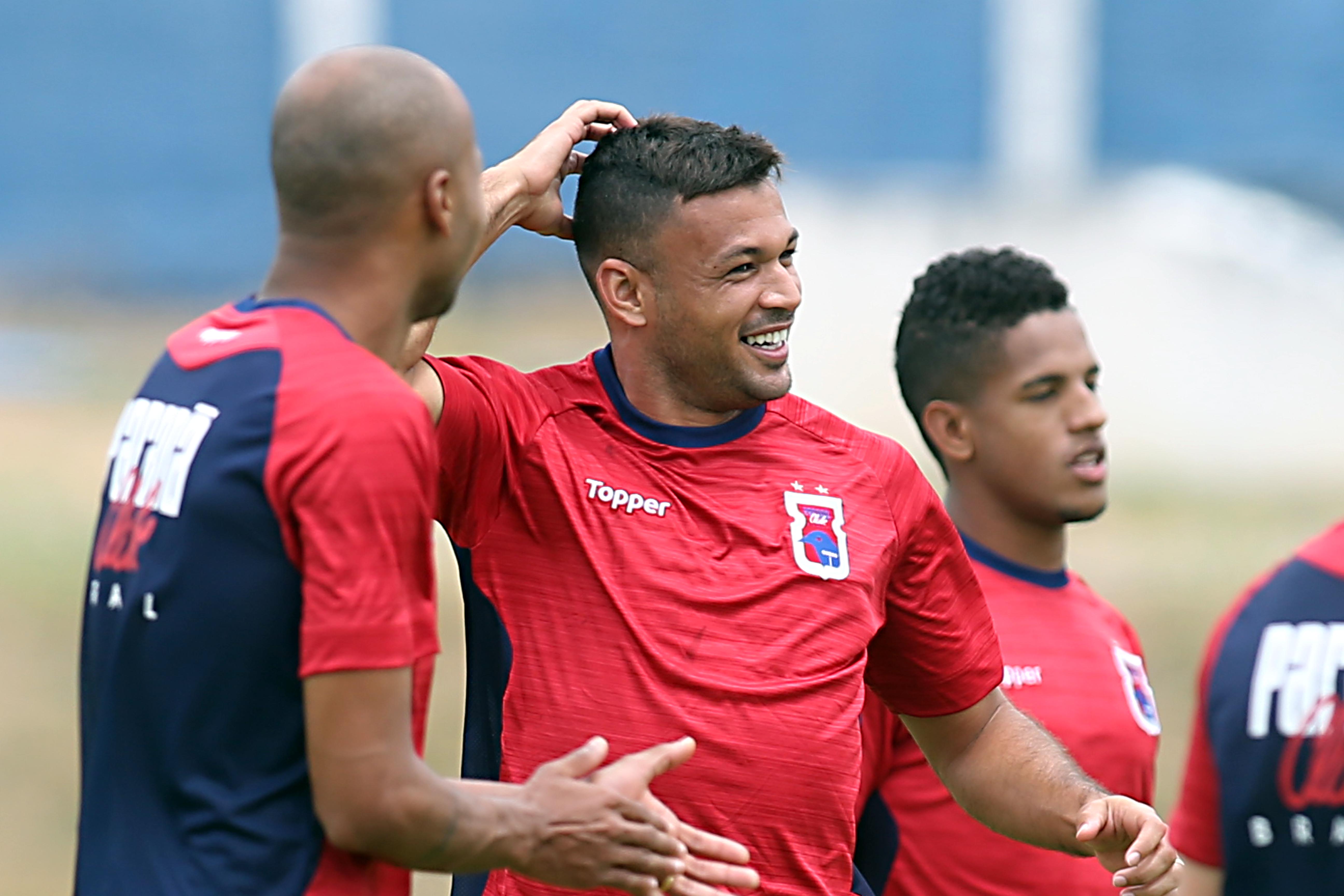 O lateral-direito Cristovam também deve retornar. Foto: Albari Rosa.