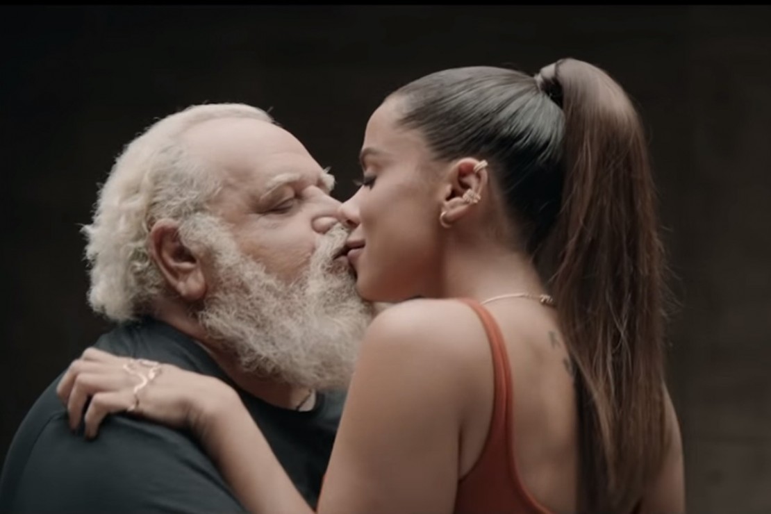 Anitta beija muito no clipe da música Não Perco Meu Tempo.