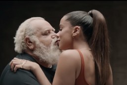 Anitta beija muito no clipe da música Não Perco Meu Tempo.