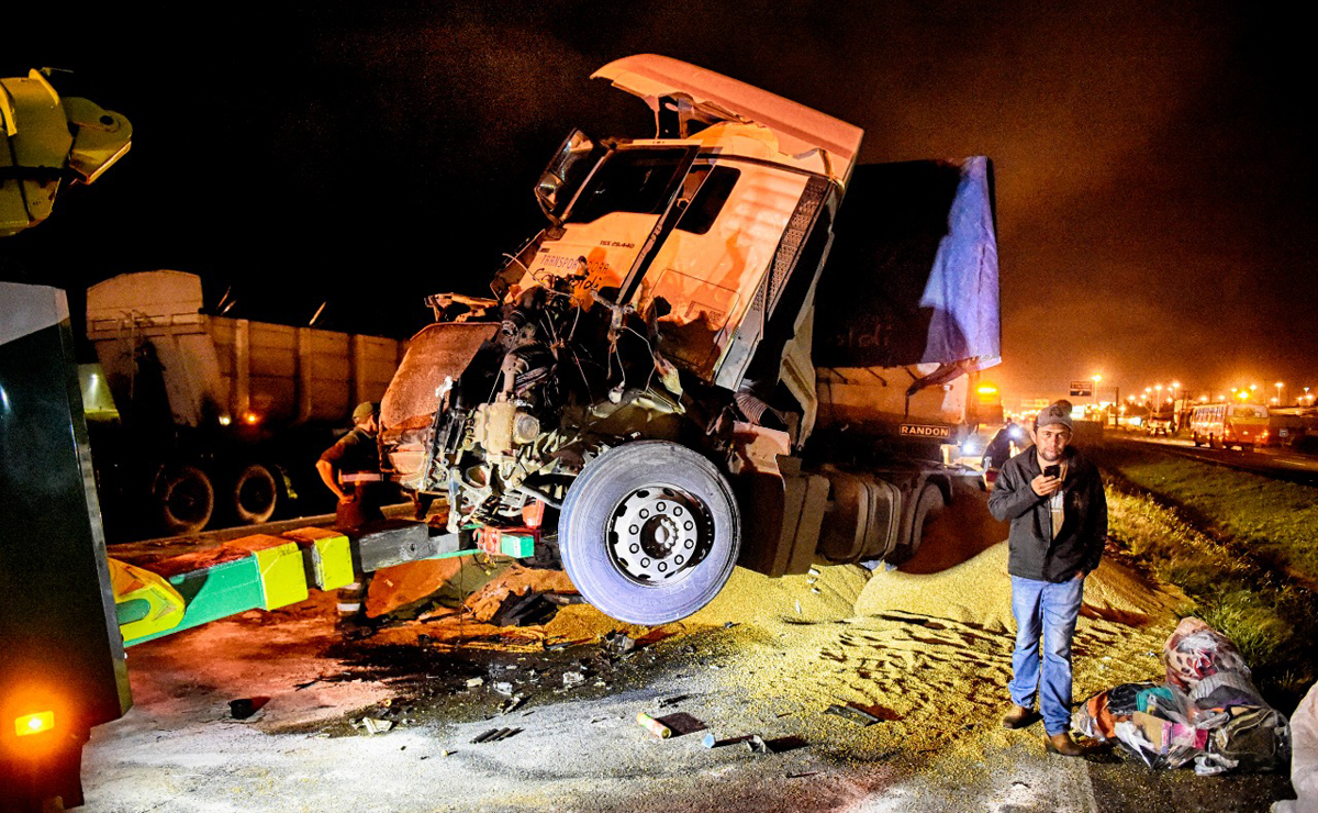 Engavetamento de caminhões na BR-277.