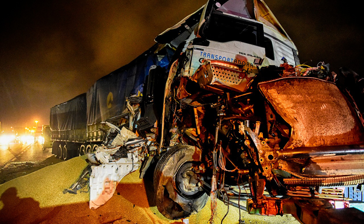 Engavetamento de caminhões na BR-277.