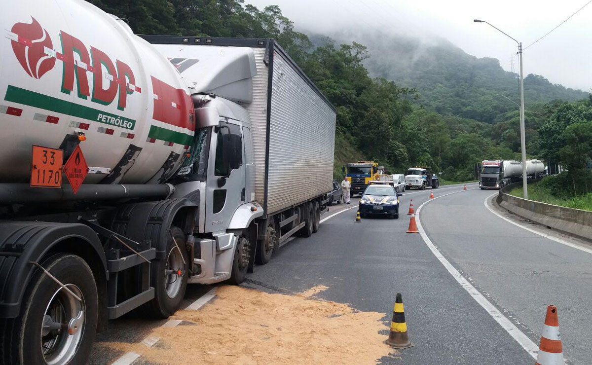 Pode haver vazamento de combustível na retirada dos veículos da pista. Foto: Divulgação/PRF