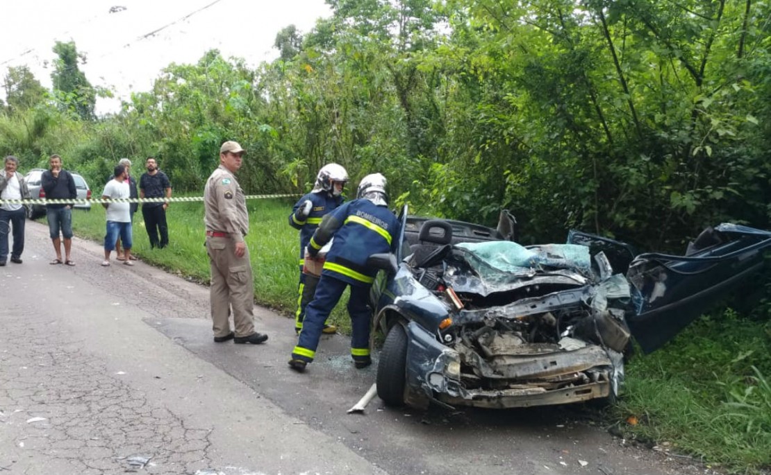 Acidente impressionante entre carro e ônibus na CIC, em Curitiba.