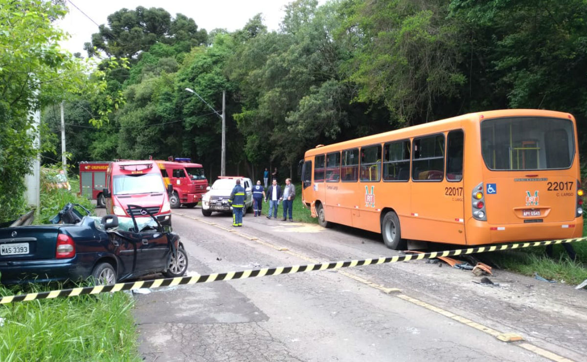 Acidente impressionante entre carro e ônibus na CIC, em Curitiba.