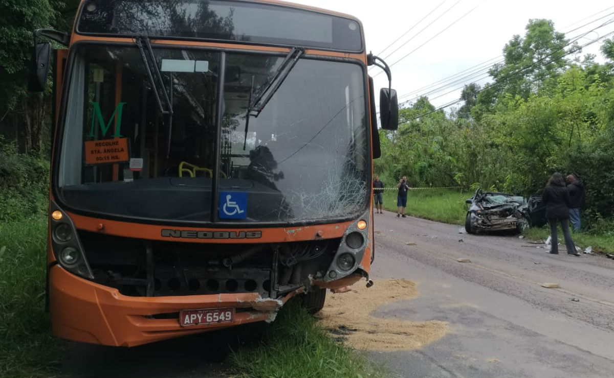 Acidente impressionante entre carro e ônibus na CIC, em Curitiba.