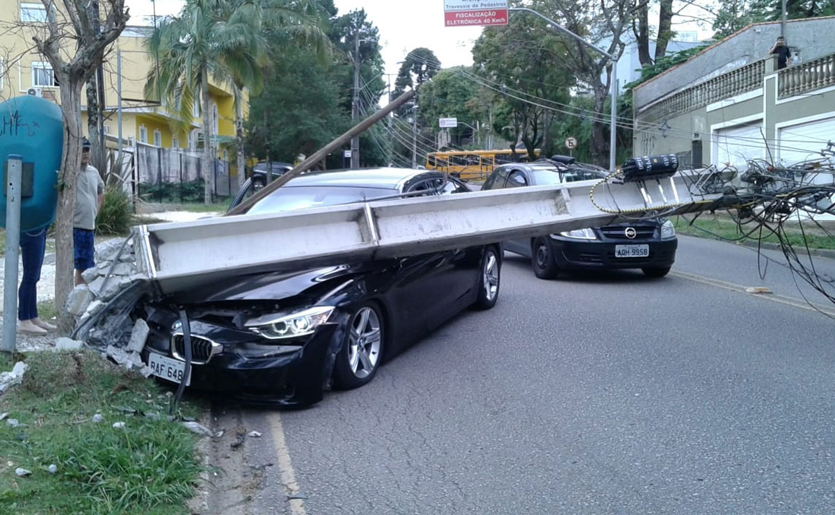 O fluxo de veículos foi desviado por conta do poste que ficou atravessado na Avenida Cândido Hartmann. Foto: Colaboração.