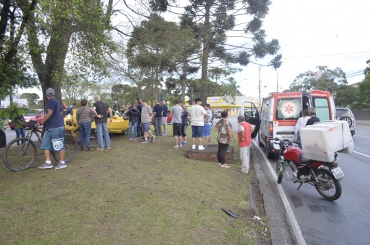 Muita gente ficou curiosa e surpresa pelo acidente. Foto: Maicon J. Gomes/Gazeta do Povo.