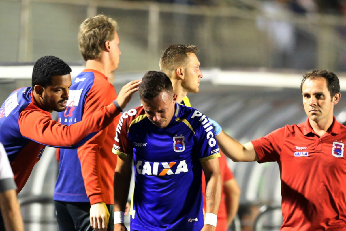 Andrey precisou ser consolado pelos companheiros após a expulsão. Foto: Albari Rosa