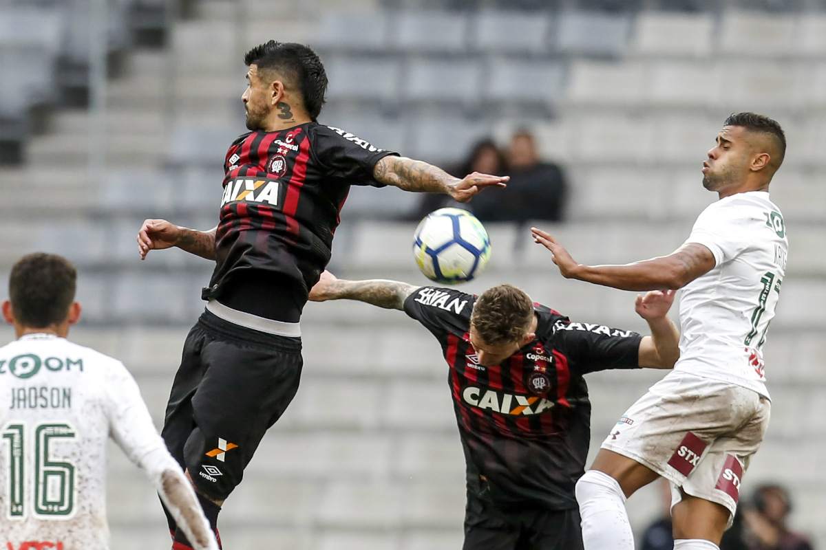 Pelo Brasileirão, o Atlético bateu o Fluminense por 3x1, com um gol de Léo Pereira, que pode ser uma arma, assim como Lucho González. Foto: Marcelo Andrade