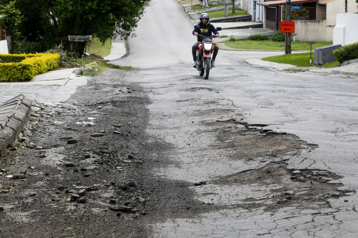 Moradores reclamam de buracos que estão abertos nas ruas do Bairro Alto, por onde estão passando os veículos desviados da rua Konrad Adenauer. Foto: Aniele Nascimento/Gazeta do Povo
