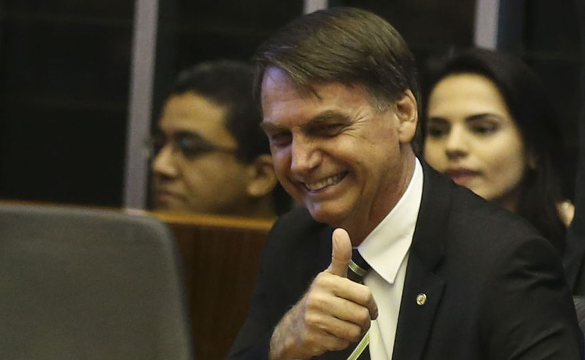 Bolsonaro faz pronunciamento no Congresso sobre a Constituição.