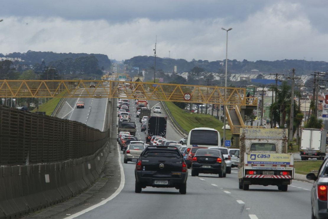 Movimento é grande na saída de Curitiba no feriado. Foto: Átila Alberti/Arquivo/Tribuna do Paraná