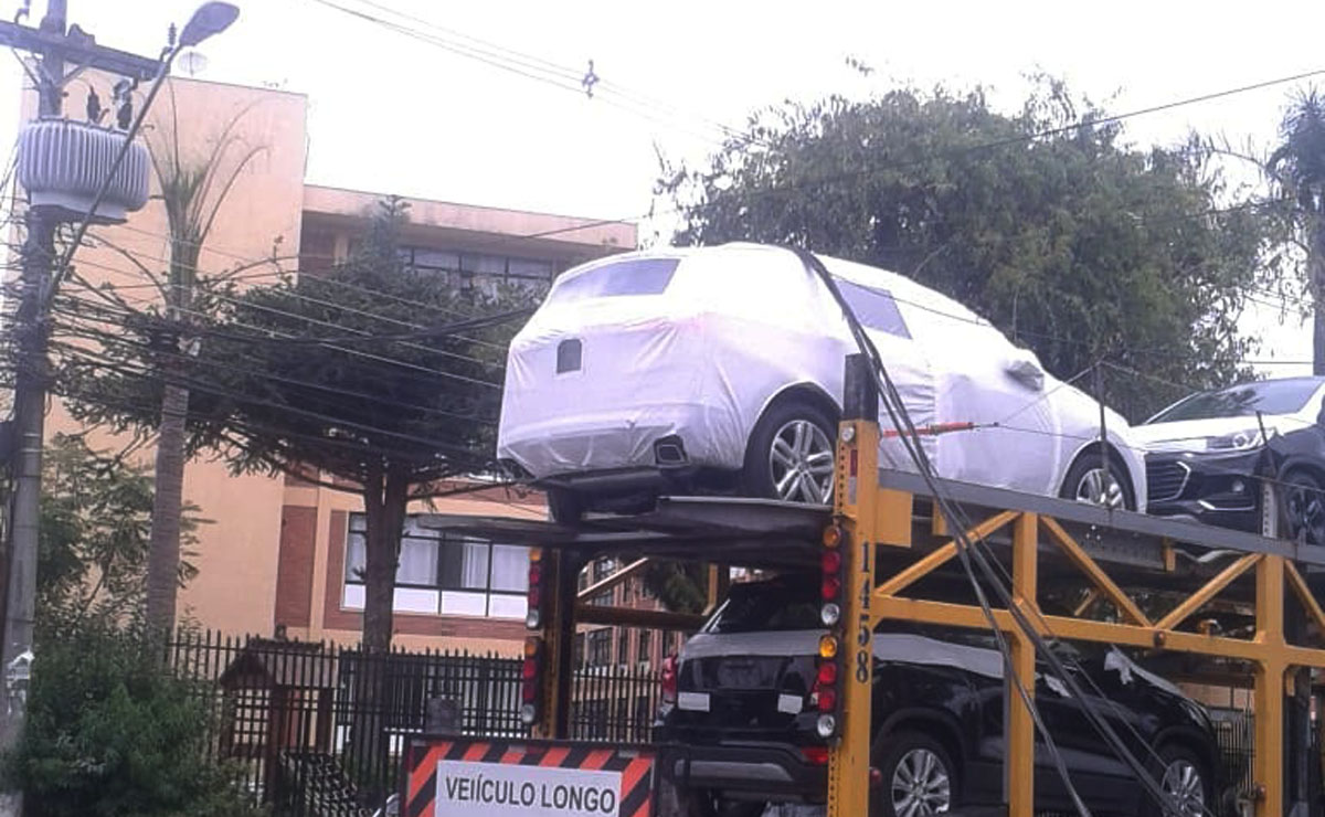 Caminhão enrosca em fiação e causa bloqueio em ruas do Rebouças, em Curitiba.